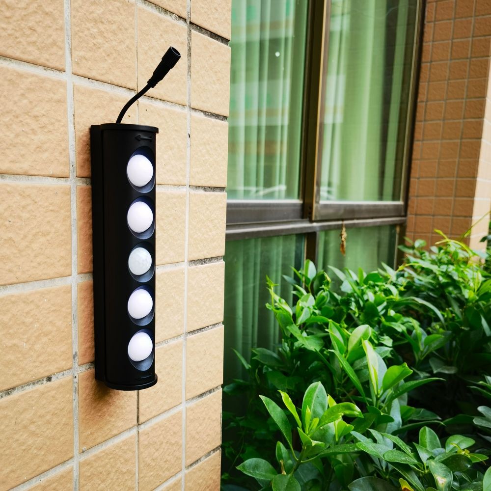 Panel solarny na elewacji budynku