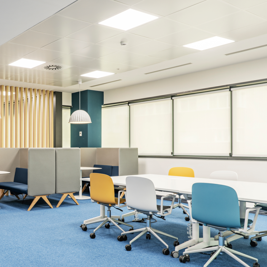 Aranżacja oświetlenia w biurze - panele LED